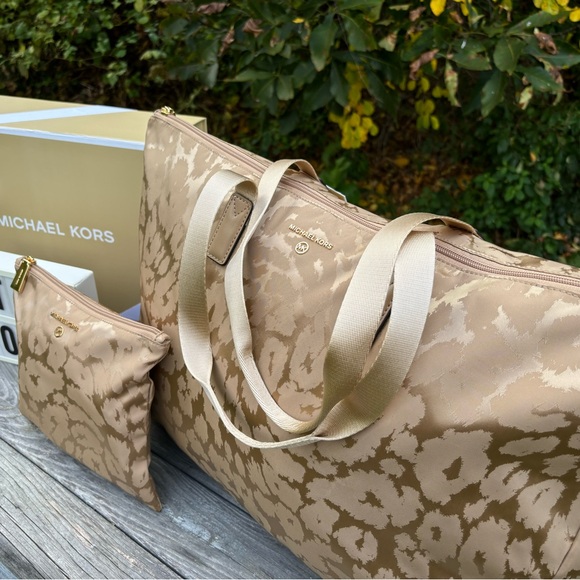 NWT ANIMAL PRINT MICHAEL KORS BIG BOY OVERNIGHT SET! - Picture 4 of 10